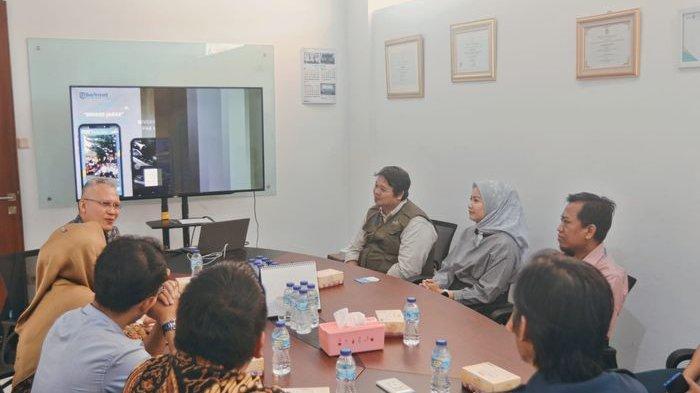 Rektor Universitas INABA Dr Mochammad Mukti Ali ST MM bersama jajaran kampus berkunjung ke kantor Tribun Jabar, Jalan Sekelimus Utara, Soekarno-Hatta, Kota Bandung, Jawa Barat, Rabu (5/7/2023).