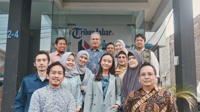 Rektor Universitas INABA Dr Mochammad Mukti Ali ST MM bersama jajaran kampus berkunjung ke kantor Tribun Jabar, Jalan Sekelimus Utara, Soekarno-Hatta, Kota Bandung, Jawa Barat, Rabu (5/7/2023).