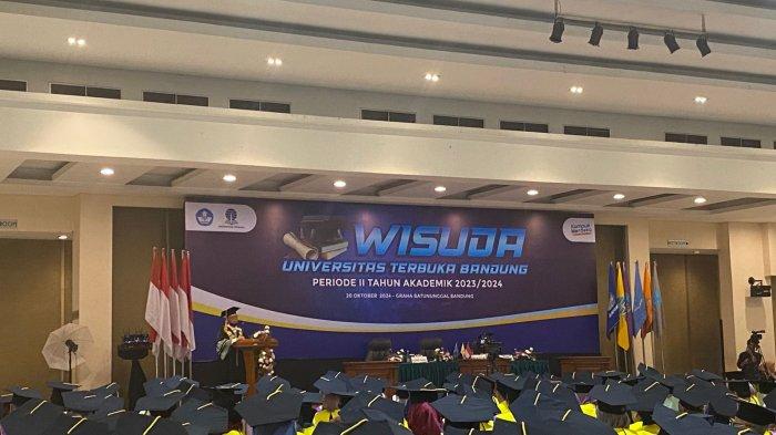  Universitas Terbuka (UT) Bandung menyelenggarakan Wisuda Daerah Periode II Tahun Akademik 2023/2024 di Graha Batununggal Indah, Kota Bandung, Minggu (20/10/2024).