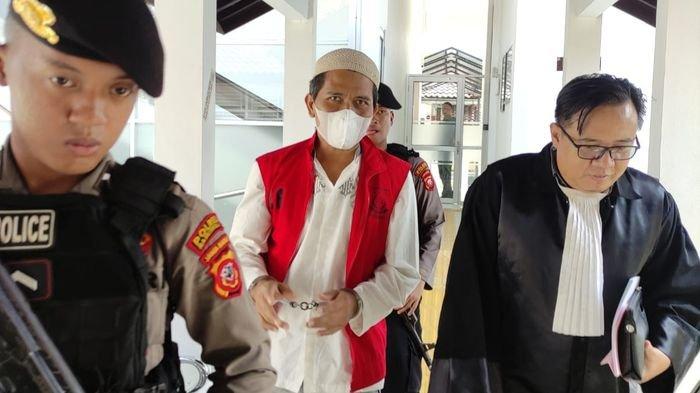 Uu (46), seusai menjalani sidang vonis di Pengadilan Negeri Majalengka, Senin (26/6/2023).
