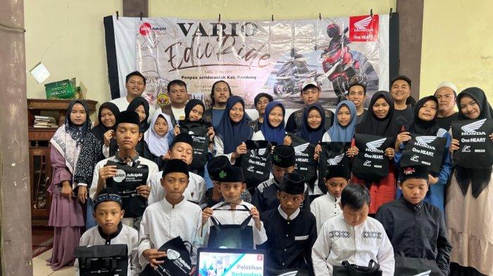 AKSI SOSIAL - Vario Eduride Hadirkan Touring Bermakna dengan Edukasi dan Aksi Sosial dengan mengunjungi para santri di Pondok Pesantren Arridwaniah