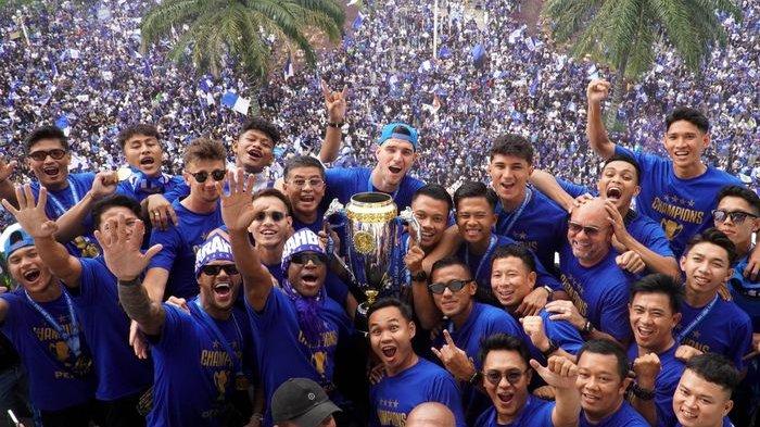 FOTO BERSAMA - Victor Igbonefo (tepat di kiri trofi) bersama pemain lain saat berfoto bersama di rooftop Gedung Sate, Minggu (25/5/2025). Igbonefo belum mau buka suara mengenai langkahnya setelah meninggalkan Persib Bandung.