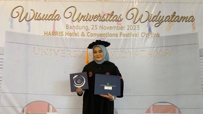 Vira Luthfiati Az-Zahra yang merupakan lulusan tercepat dari jurusan Teknik Industri wisuda tahun akademik 2023-2024 di Harris Convention Center Festival Citylink, Sabtu (25/11/2023). 
