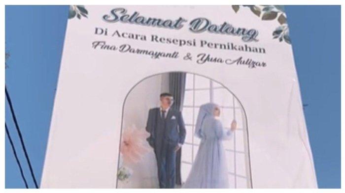 Undangan pengantin sebesar baliho.