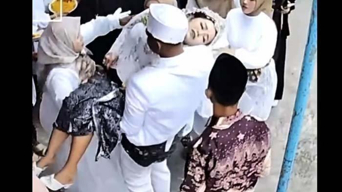 KISAH PILU PENGANTIN: Tangkapan layar pengantin wanita pingsan setelah melihat dekorasi pernikahannya tak layak hingga viral di media sosial dibagikan TikTok @wulan_28 dikutip (19/6/2025), minta pihak wedding organizer (WO) tanggung jawab