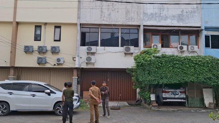 Ruko yang menjadi lokasi perusahaan outsourcing di Plaza Bekasi Jaya, Jalan Ir Juanda, Bekasi Timur, tutup usai viral lowongan kerja bodong, Senin (28/4/2025). Korban diminta Rp 600 ribu.