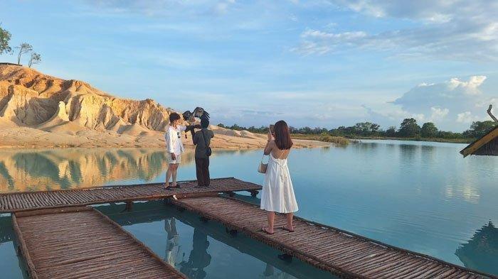 WISATA BINTAN - Wisatawan saat berkunjung ke lokasi wisata Gurun Pasir Telaga Biru, Desa Busung, Kecamatan Seri Kuala Lobam, Kabupaten Bintan, Kepulauan Riau, Kamis (6/6/2024)