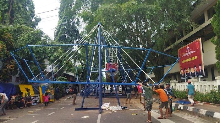 Wahana Pasar malam yang dipasang di Jalan Djulaeha Karmita, Kota Cimahi.