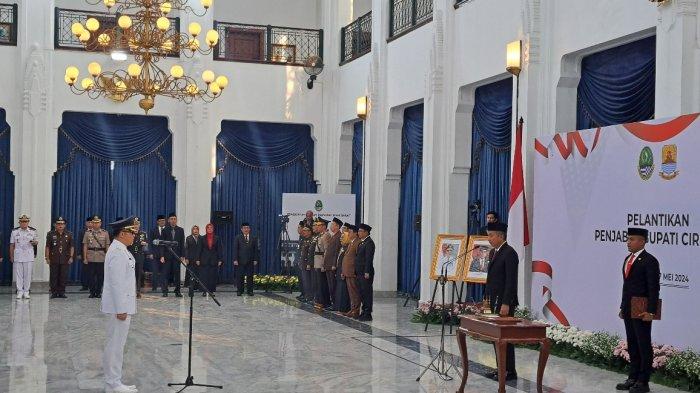 Wahyu Mijaya dilantik sebagai Penjabat Bupati Cirebon di Gedung Sate, Kota Bandung, Jumat (17/5/2024).