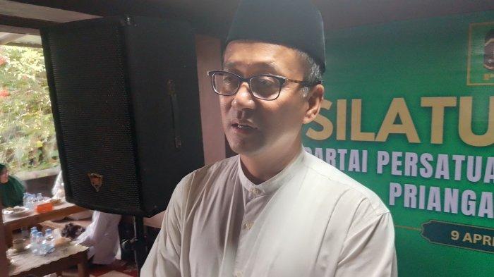 WAWANCARA - Wakil Bupati Tasikmalaya Cecep Nurul Yakin ketika memberikan keterangan soal dirinya dilaporkan ke polisi soal dugaan pemalsuan surat hingga stempel Bupati Tasikmalaya, Jumat (11/4/2025).