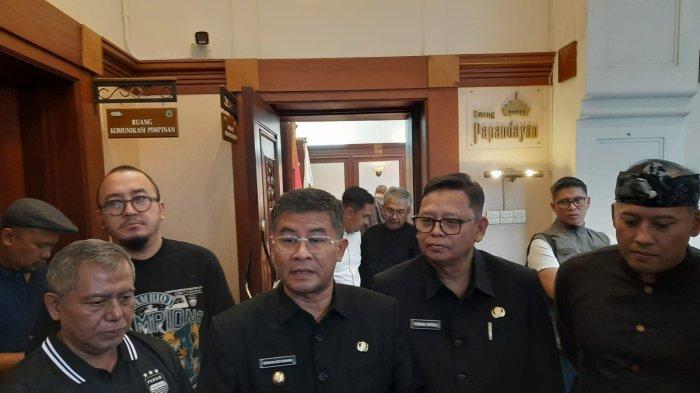 KONVOI PERSIB - Wakil Gubernur Jabar Erwan Setiawan, saya diwawancarai sesuai menggelar rapat koordinasi untuk persiapan teknis konvoi Persib, di Gedung Sate, Kamis (8/5/2025).