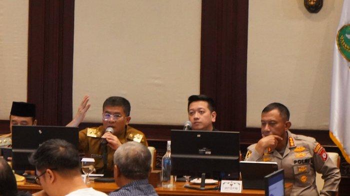 PERSIAPAN PESTA JUARA - Wakil Gubernur Jabar, Erwan Setiawan bersama Kapolrestabes Bandung Kombes Pol Budi Sartono dan perwakilan dari manajemen PT Persib Bandung Bermartabat (PBB) saat rapat koordinasi persiapan pesta juara Persib Bandung, di Gedung Sate, Senin (19/5/2025).
