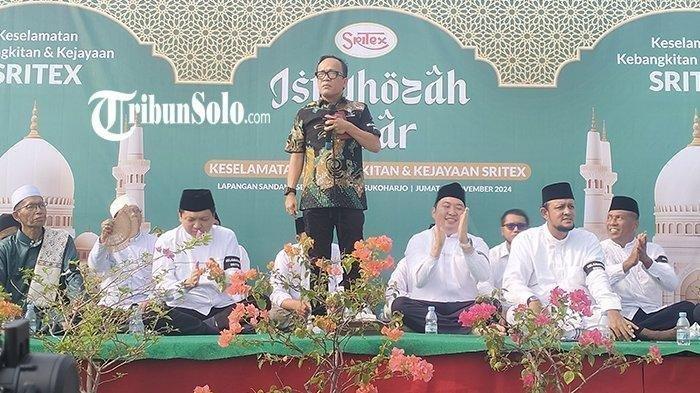 RELA KEHILANGAN JABATAN - Wakil Menteri Ketenagakerjaan Republik Indonesia, Immanuel Ebenezer Gerungan saat menghadiri acara Istighosah Akbar bertajuk Keselamatan, Kebangkitan & Kejayaan Sritex di Sukoharjo, Jawa Tengah, pada Jumat (15/11/2024). Dalam kesempatan tersebut, ia memilih kehilangan jabatan daripada melihat buruh PT Sritex dipecat.