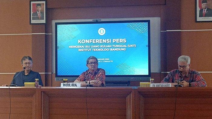 Wakil Rektor ITB Bidang Keuangan, Perencanaan dan Pengembangan ITB, Muhamad Abduh (tengah) bersama Direktur Keuangan ITB, Anas Ma'ruf (kiri) saat jumpa pers di Gedung Rektorat ITB, Jalan Tamansari, Kota Bandung, Rabu (31/1/2024).