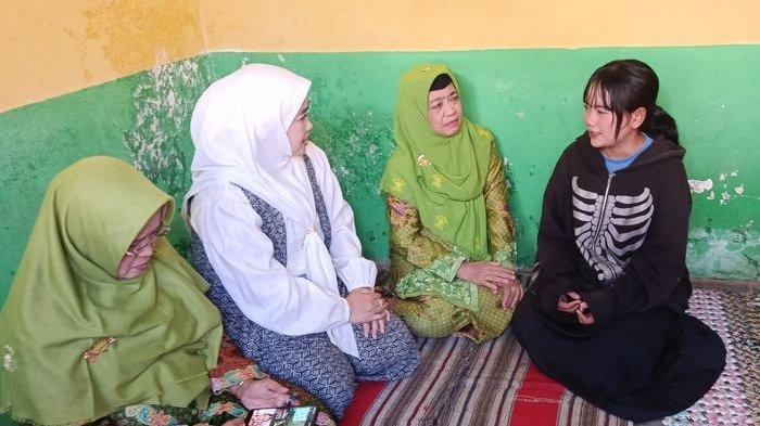 BERKUNJUNG - Wakil Wali Kota Cirebon, Siti Farida Rosmawati, saat berkunjung ke rumah keluarga Tasmi di Kampung Karang Baru, RT 03 RW 03, Kelurahan Sunyaragi, Kecamatan Kesambi, Kota Cirebon, Sabtu (12/7/2025) siang. Tasmi merupakan PMI yang meninggal di Malaysia.