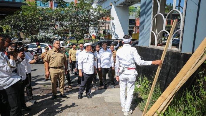 Wali Kota Bandung, Muhammad Farhan, dan Gubernur Jabar Dedi Mulyadi saat sidak ke Pasteur pada 8 April 2025. Dedi Mulyadi akan menerbitkan surat edaran larangan permintaan sumbangan atau pungutan di jalan raya.