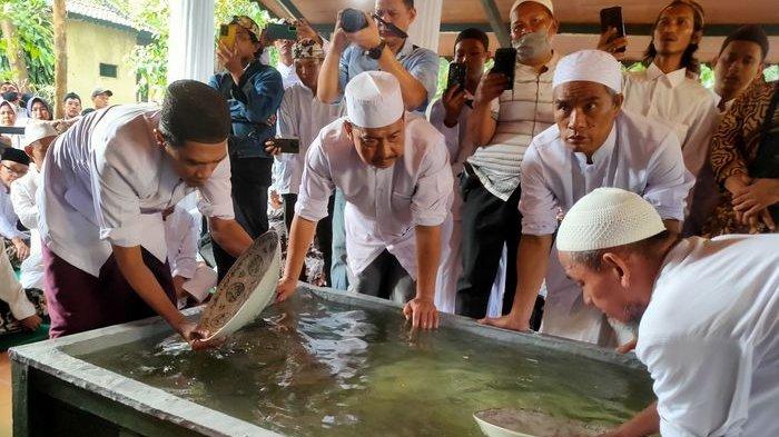 Ritual mencuci benda pusaka peninggalan Wali Sanga dalam Siraman Panjang di Keraton Kasepuhan Cirebon, Selasa (10/9/2024).