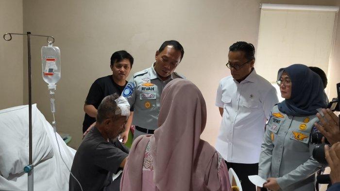 Wamen BUMN, Dony Oskaria bersama Direktur Utama Jasa Raharja, Rivan A Purwantono menjenguk puluhan korban kecelakaan bus tabrak truk di Tol Cipularang KM 80 B yang masih dirawat di RS Abdul Radjak Purwakarta, Jumat (27/12/2024) siang.