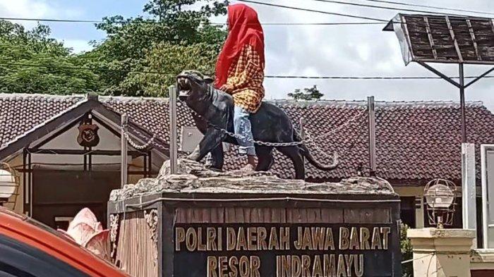 NAIK MACAN - Wanita ODGJ naik dan duduk di patung macan lodaya di Mako Polsek Haurgeulis, Indramayu.