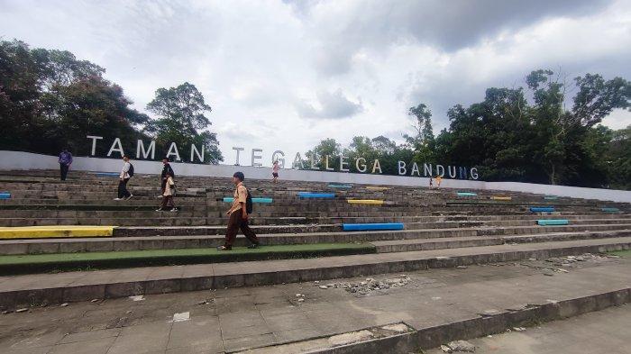 Warga berburu koin jagat di Taman Tegalega, Kota Bandung. 