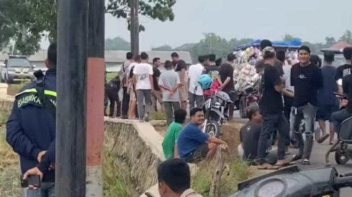 Warga berkerumurn di area persawahan Jalan Raya Toang Kalen Suda-Slendra, Kecamatan Gegesik, Kabupaten Cirebon, Rabu (25/12/2024) pagi. Di sana ditemukan seorang pemuda kritis diduga setelah ada pertarungan antargeng motor.