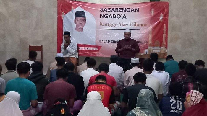 Warga dari Majelis Talim Pakutandang menggelar doa bersama untuk anak sulung Presiden Joko Widodo, Gibran Rakabuming Raka, di Kampung Jatisaliwuk Pakutandang Kecamatan Ciwidey Kabupaten Bandung, Jumat (13/10/2023) malam.
