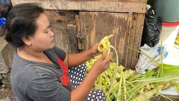 Warga memproduksi cangkang di Gang Al Fatah Blok Ketupat, Bandung.