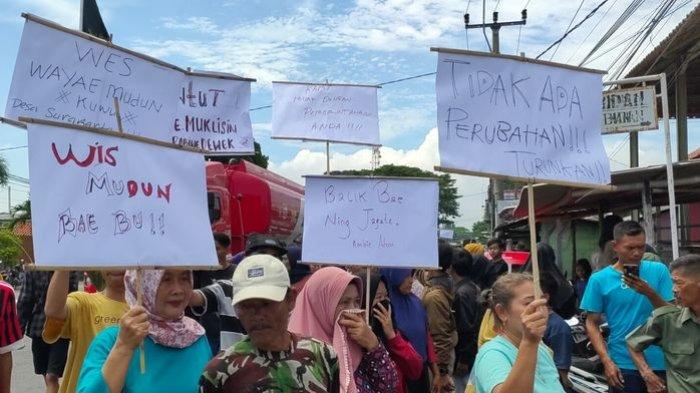 Warga Kecamatan Semen berkumpul di Balai Desa untuk menyampaikan tuntutan mereka