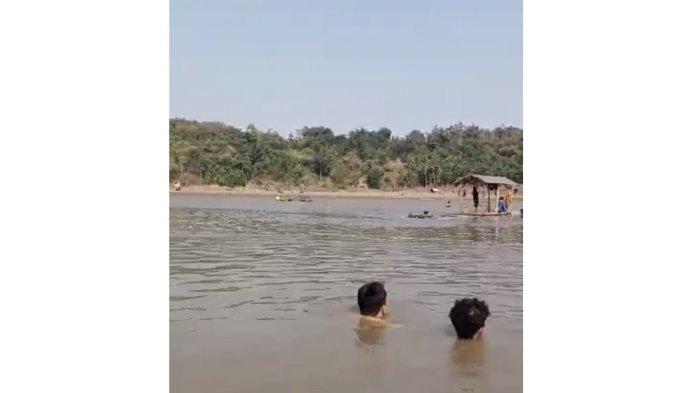Warga saat melakukan upaya pencarian korban tenggelam, Selasa (5/9/2023).