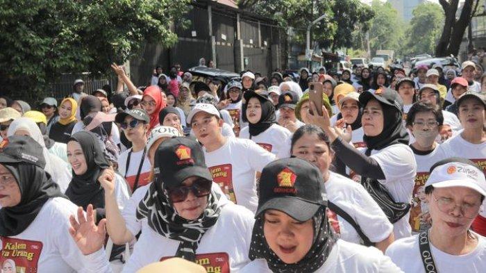 Warga yang turut meramaikan kampanye Melly Goeslaw.