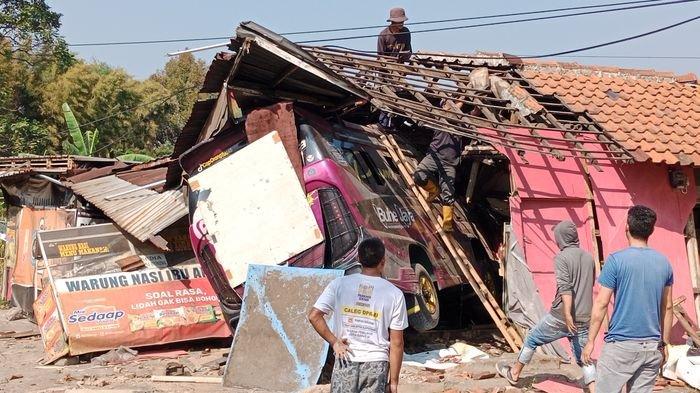 Warung nasi milik Aminah di Desa Hegarmanah, Kecamatan Jatinangor, Kabupaten Sumedang, hancur setelah ditabrak Elf pada Senin (2/9/2024) dini hari.