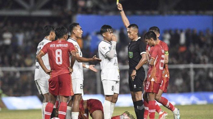 Wasit Eko Agus Sugih Harto (kedua kanan) memberikan kartu kuning kepada pesepak bola Sulawesi Tengah Ichansyah (ketiga kiri) saat melawan tim Aceh pada pertandingan babak 8 besar PON XXI Aceh-Sumut 2024 di Stadion H Dimurthala, Banda Aceh, Aceh, Sabtu (14/9/2024).