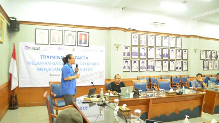 Asosiasi Media Siber Indonesia (AMSI) Jawa Barat menggelar training (pelatihan) Cek Fakta dalam rangka melawan gangguan informasi dan hoaks menjelang pelaksanaan Pemilihan Kepala Daerah (Pilkada) serentak 2024.