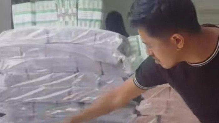 UANG BARU - Wildan Uang Baru, seorang pwmuda di Pasuruan Jawa Timur melayani jasa penukaran uang baru yang berjumlah 2 miliar rupiah. Sosok Wildan pun langsung menjadi sorotan.