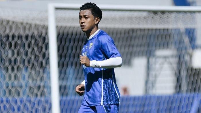 BERLATIH - Winger Persib Bandung Febri Hariyadi dalam sesi latihan di Stadion Gelora Bandung Lautan Api (GBLA) pada Rabu (23/4/2025). Para Bobotoh masih menantikan kembalinya pemain yang akrab disapa Bow itu di lapangan pada akhir musim Liga 1 2024/2025.