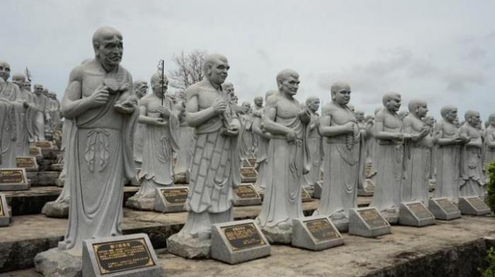Wisata Patung Seribu - Vihara Seribu Patung atau Vihara Ksitigarbha Bodhisattva yang terletak di di Jalan Asia Afrika, Kilometer 14 Arah Kijang, Kota Tanjungpinang, Provinsi Kepri.
