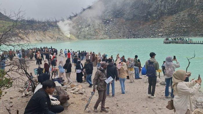 Wisatawan penuhi objek wisata Kawah Putih, Kabupaten Bandung pada Sabtu (5/4/2025).