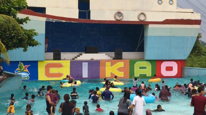 
Wisatawan saat bermain wisata air Cikao Park Purwakarta, Kecamatan Sukatani, Kabupaten Purwakarta pada Jumat (27/12/2024). 