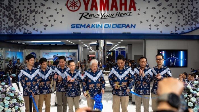 Dyonisius Beti, President Director & CEO PT. Yamaha Indonesia Motor Manufacturing (YIMM) beserta management saat  re-opening Yamaha Flagship Shop Bandung di  Jalan Soekarno Hatta, Jumat (7/3/2025).