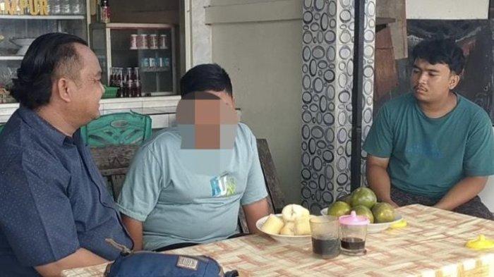 DIGUGAT KAKEK - ZI (12) bocah warga Desa Karangsong, Indramayu yang digugat oleh kakek kandungnya sendiri. Gugatan dilakukan setelah ayah ZI meninggal dunia.