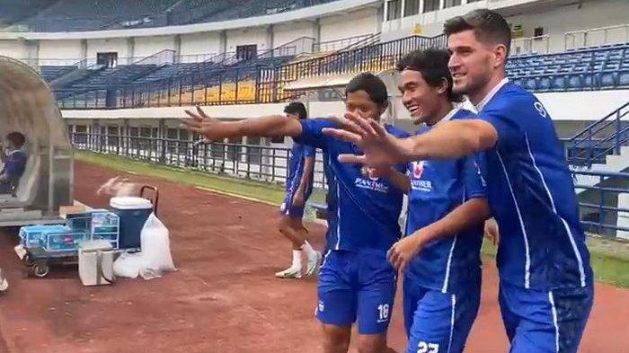 Zalnando (27) bergabung lagi dengan Persib Bandung saat menjalani sesi latihan di Stadion Gelora Bandung Lautan Api, Kota Bandung, Jumat (3/1/2025).