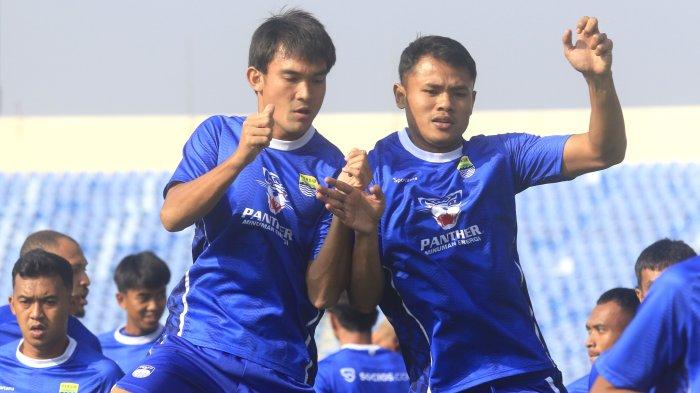 Zalnando dan Dimas Drajad, Pemain Persib Bandung melakukan official training jelang turnamen pramusim Piala Presiden 2024, di Stadion Si Jalak Harupat, Kabupaten Bandung, Jawa Barat, Kamis (18/7/2024). Persib akan mengawali pertandingan di laga pembuka Piala Presiden 2024 bertindak sebagai tuan rumah di babak kualifikasi Grup A menghadapi PSM Makassar di Stadion Si Jalak Harupat pada Jumat, 19 Juli 2024.