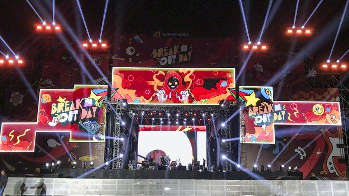 Panggung Supermusic Break Out Day Fest. Acara ini akan digelar besok, Sabtu (16/9/2023), di Lapangan Parkir Teejay Water Plaza Asia yang berlokasi di Jalan HZ Mustofa, Kecamatan Cihideung, Kota Tasikmalaya, Jawa Barat.
