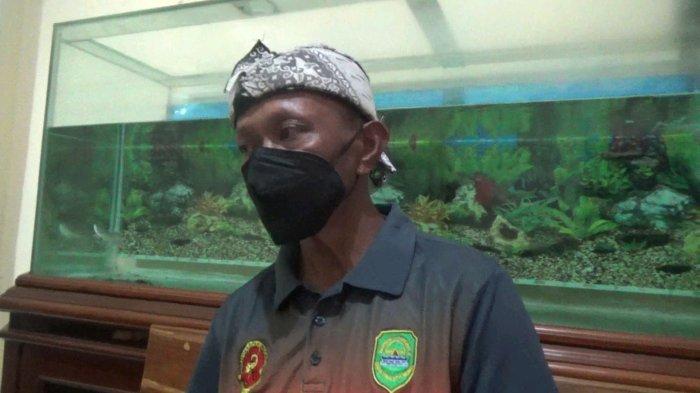 Mulyana (54) adik kandung dari Yosef saat ditemui dikediamannya Desa Tambakan, Kecamatan Jalancagak, Kabupaten Subang, Minggu (10/10/2021).