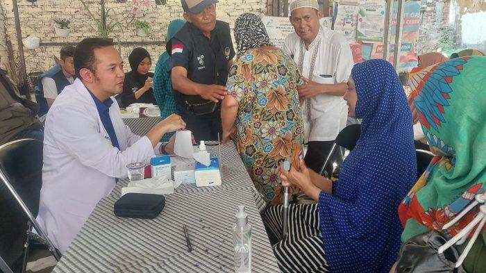 Memperingati sumpah pemuda yang jatuh pada tanggal 28 Oktober, dr. Agung Firmansyah Sumantri, SpPD, KHOM, MMRS, FINASIM mengadakan cek kesehatan dan pengobatan gratis di Kelurahan Cibangkong pada Minggu (29/10).