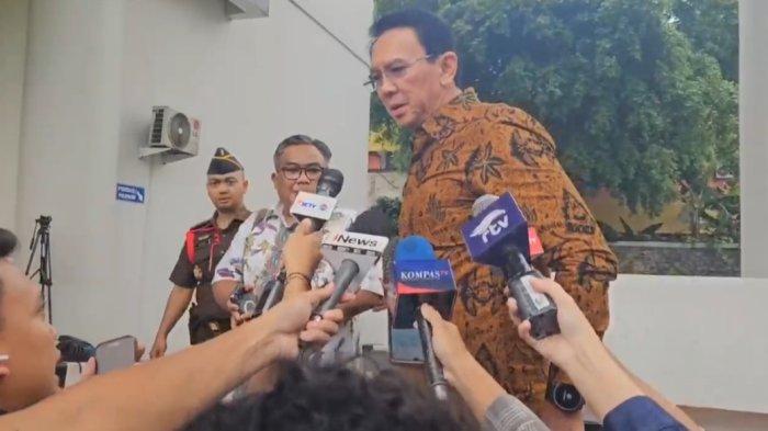 AHOK DIPERIKSA: Mantan Komisaris Utama (Komut) PT Pertamina Basuki Tjahaja Purnama alias Ahok penuhi panggilan penyidik Kejagung guna jalani pemeriksaan sebagai saksi kasus korupsi minyak mentah, Kamis (13/3/2025). Terkait pemeriksaan ini Ahok mengaku membawa sejumlah data rapat sewaktu ia masih menjabat Komut Pertamina. (Fahmi Ramadhan/Tribunnews.com)