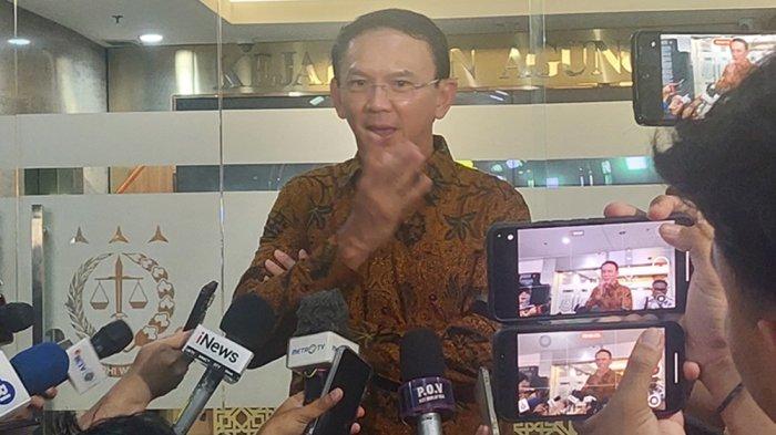 AHOK DIPERIKSA: Mantan Komisaris Utama PT Pertamina Basuki Tjahaja Purnama alias Ahok usai jalani pemeriksaan kasus korupsi tata kelola minyak mentah Pertamina di Gedung Kejaksaan Agung, Kamis (13/3/2025). Usai Diperiksa Ahok mengaku kaget penyidik Kejagung Punya Data Lebih Banyak ketimbang dirinya soal kasus korupsi minyak mentah. (Fahmi Ramadhan/Tribunnews.com)