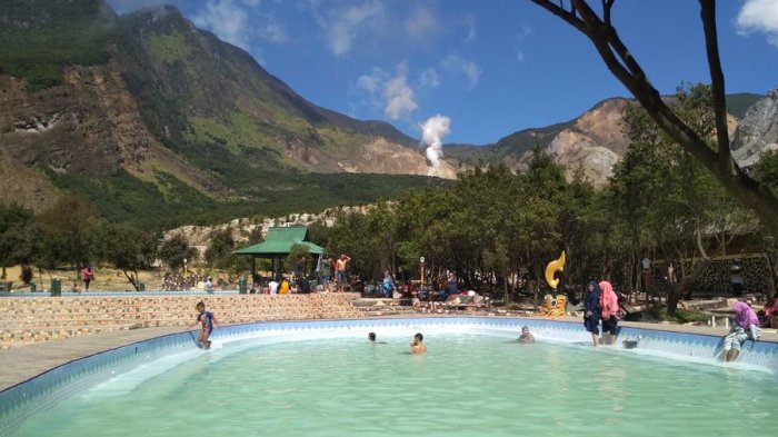 Sejumlah pengunjung Gunung Papandayan menikmati fasilitas baru kolam terapi air panas saat libur Lebaran, Kamis (29/6/2017). Kolam terapi air panas tersebut baru beroperasi selama empat hari.