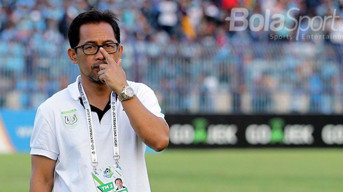 Pelatih Persela Lamongan, Aji Santoso, saat mendampingi timnya melawan Persegres Gresik United dalam laga pekan ke-27 Liga 1 di Stadion Surajaya Lamongan, Jawa Timur, Sabtu (30/09/2017) sore.