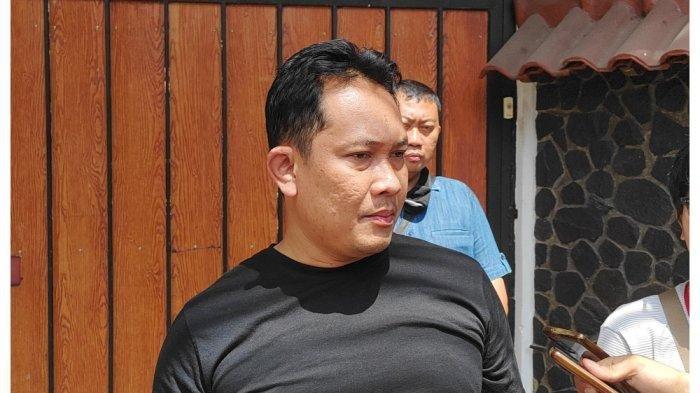 BERI KETERANGAN - Kasat Reskrim Polres Metro Jakarta Selatan AKBP Bintoro saat memberikan keterangan kepada pers di Jalan Mampang Prapatan IV, Kelurahan Tegal Parang, Mampang Prapatan, Jakarta Selatan pada Kamis (25/4/2024).